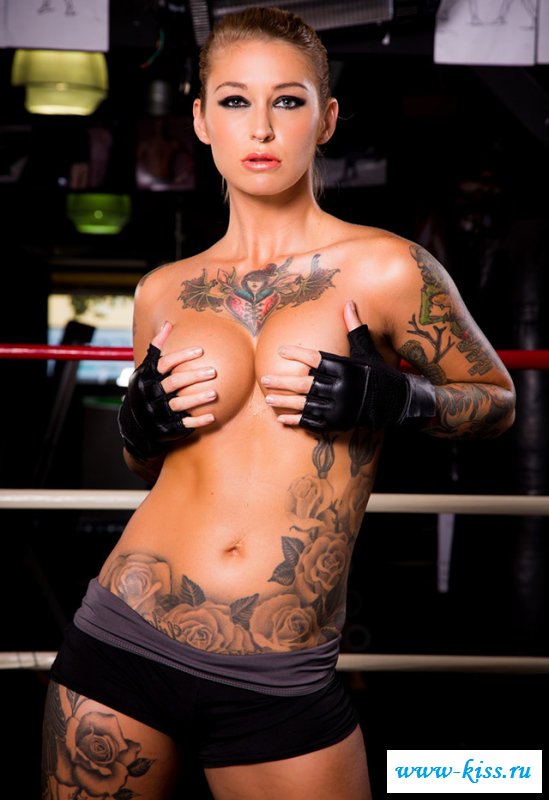 Спортсменка раздевается прямо на ринге