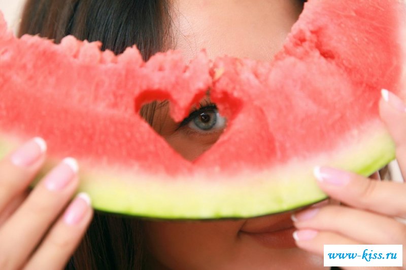 Очаровательная звезда в эротике с арбузом