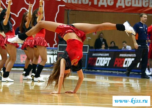 Манящие черлидерши танцуют на паркете