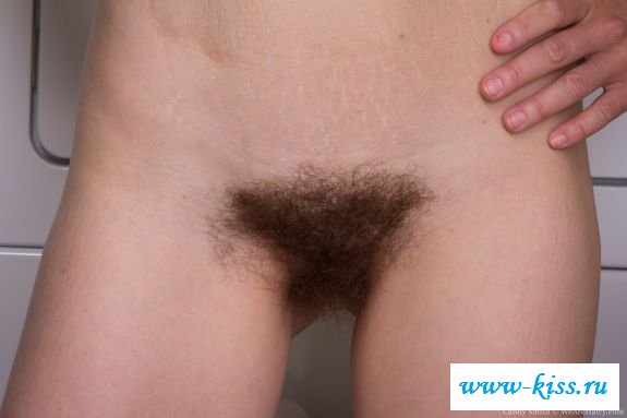 Засветила волосатую киску после стирки