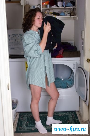 Засветила волосатую киску после стирки