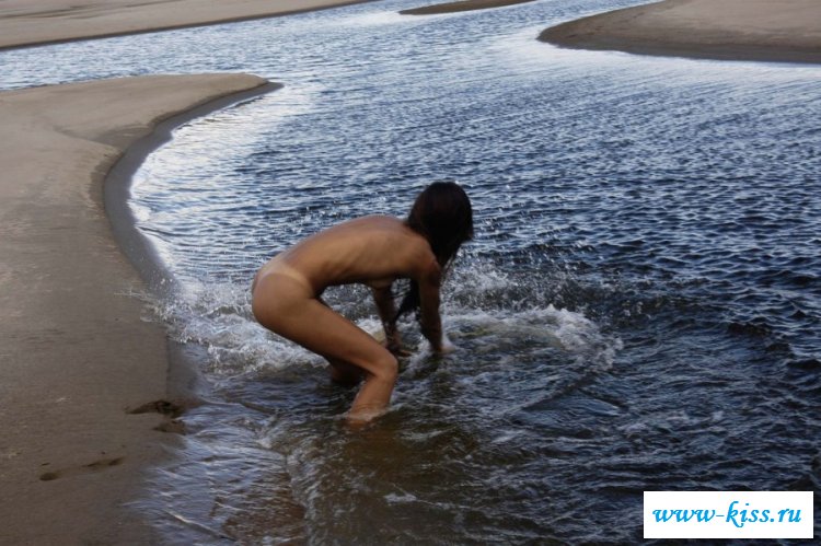 Женщина отдыхает голая на природе