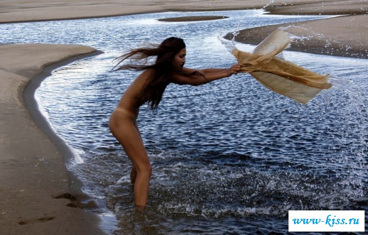 Женщина отдыхает голая на природе