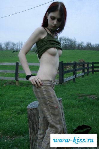 Голая гот в тихом месте