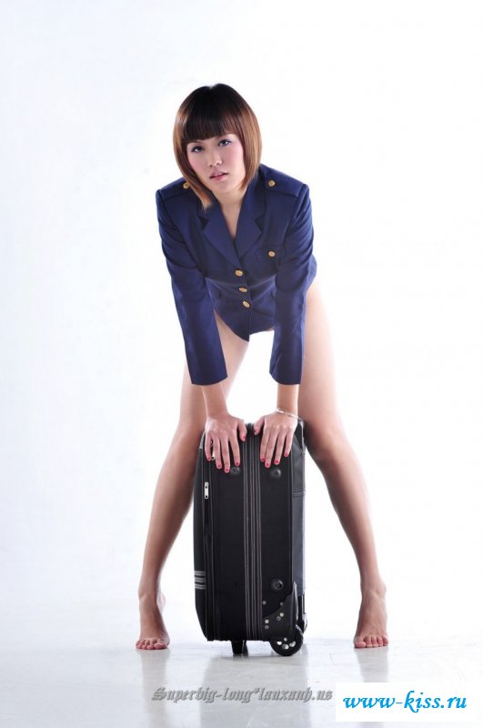 Голая стюардесса с чемоданом