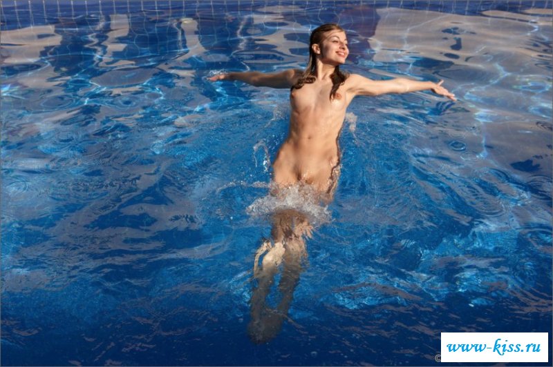 Сексуальная голая в бассейне девушка