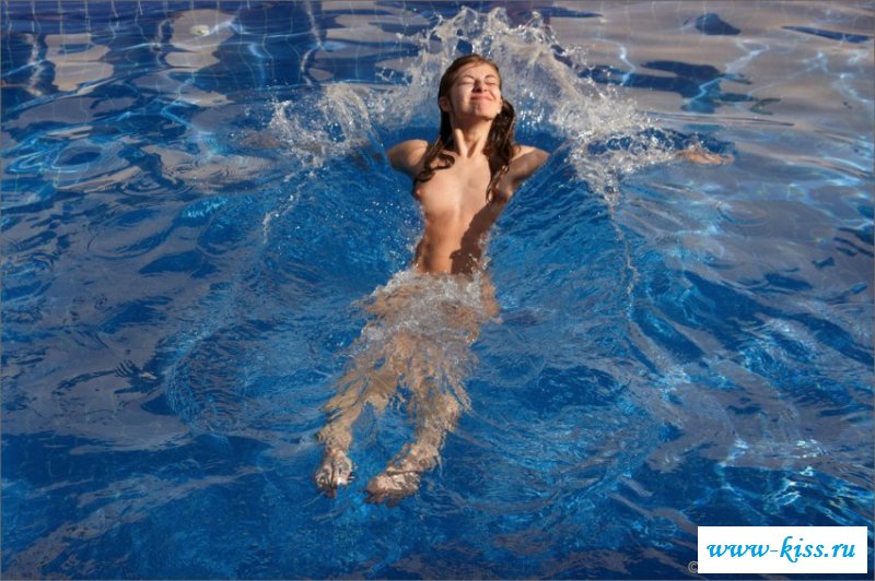 Сексуальная голая в бассейне девушка