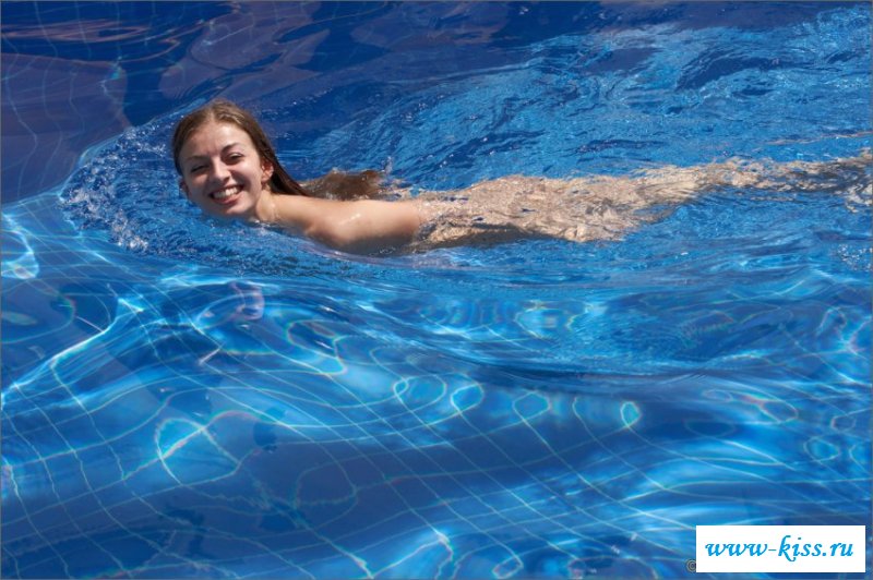 Сексуальная голая в бассейне девушка