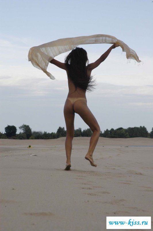 Женщина отдыхает голая на природе