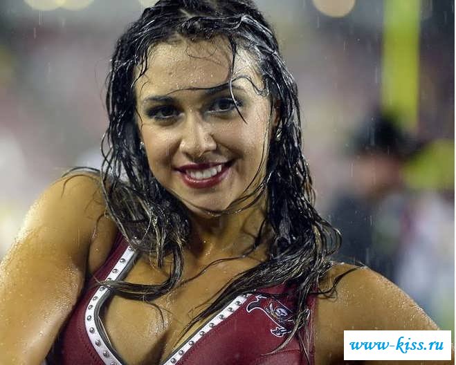 Откровенные болельщицы выступают для команд (15 фото эротики)