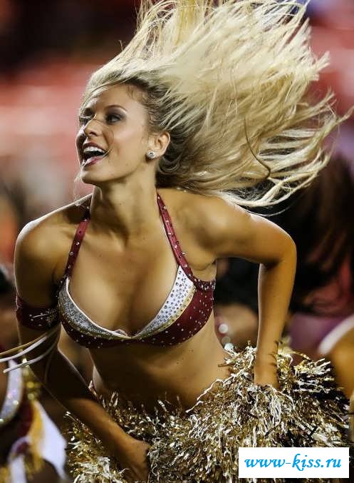 Откровенные болельщицы выступают для команд (15 фото эротики)