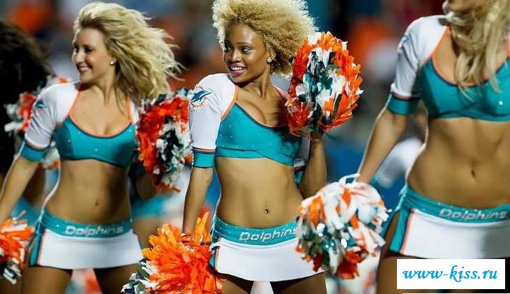 Откровенные болельщицы выступают для команд (15 фото эротики)