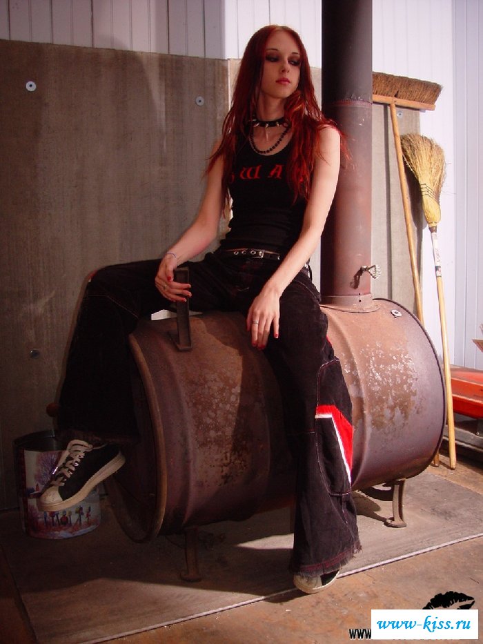 Голая неформалка страстно позирует