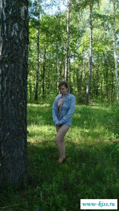 Голая баба развлекается в лесу