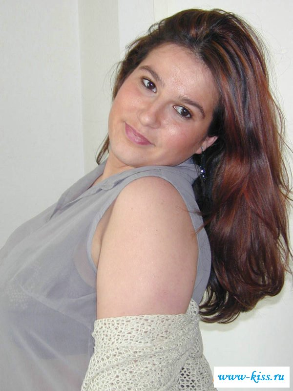 Голая пышка снимает нижнее белье