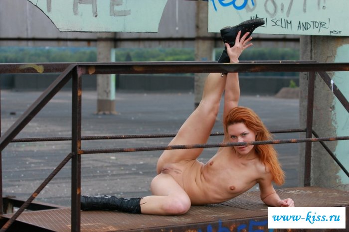 Обнаженная красавица с милой улыбкой откровенничает