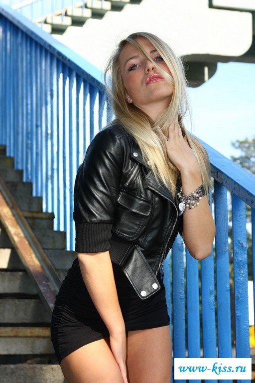 Очаровательная девка раздевается средь белого дня