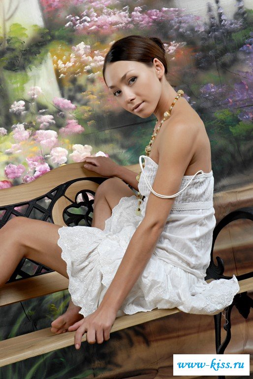 Эротика от очаровательной девки в платье