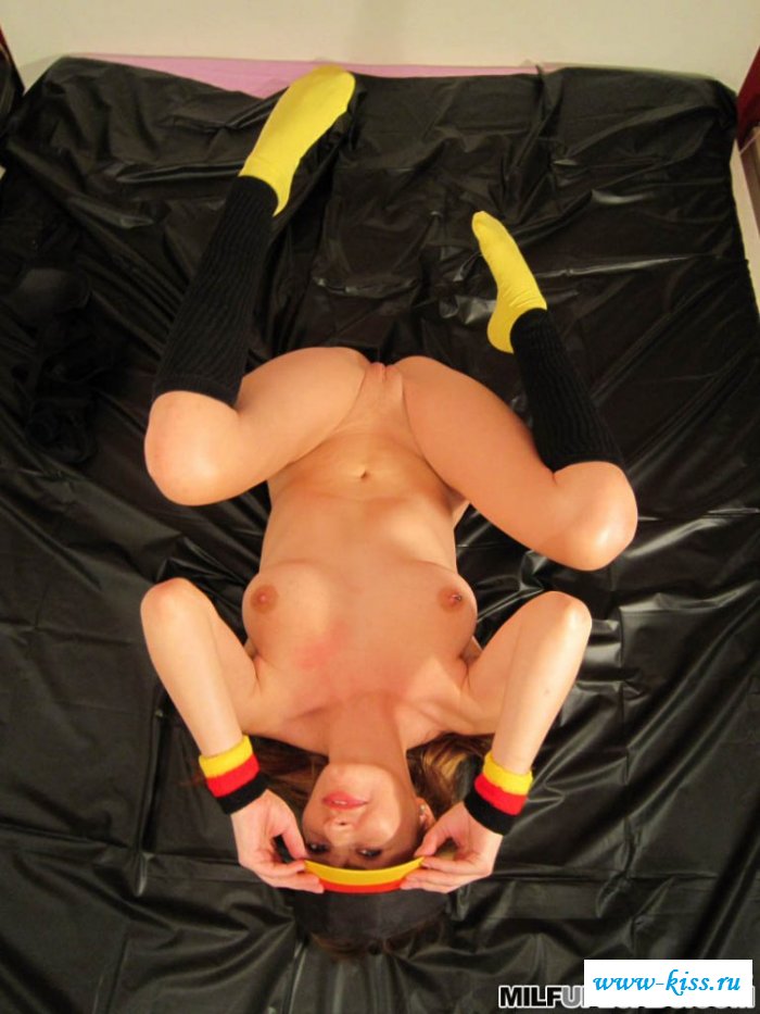 Обнаженная спортсменка гладит выбритую киску