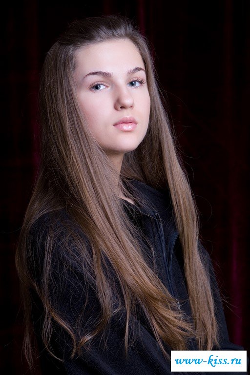 Привлекательная студентка задумалась и разделась