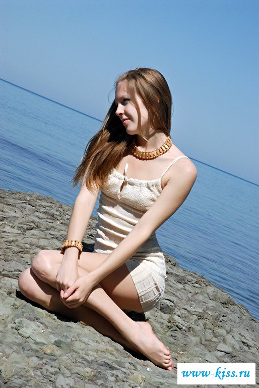 Маленькие титьки голенькой милашки