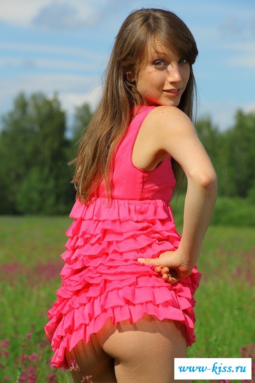 Длинные ножки обнаженной шатенки