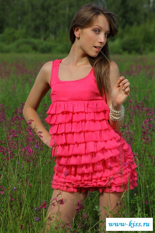 Длинные ножки обнаженной шатенки