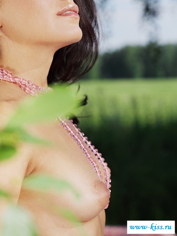 Подружка невесты с голенькой грудью