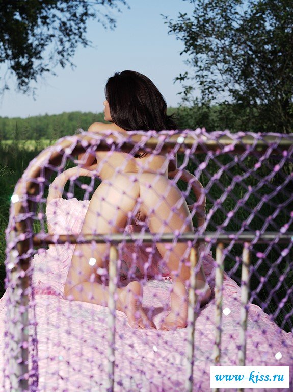 Подружка невесты с голенькой грудью