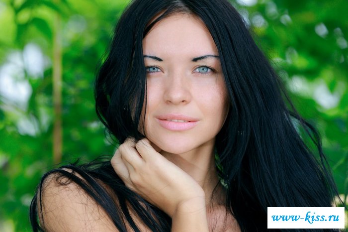 Обнаженная брюнетка с прекрасной пиздой