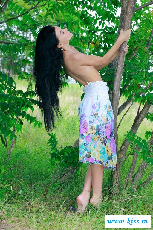 Обнаженная брюнетка с прекрасной пиздой