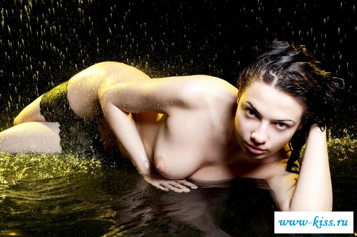 Хулиганка ласкает свои титьки в эротике