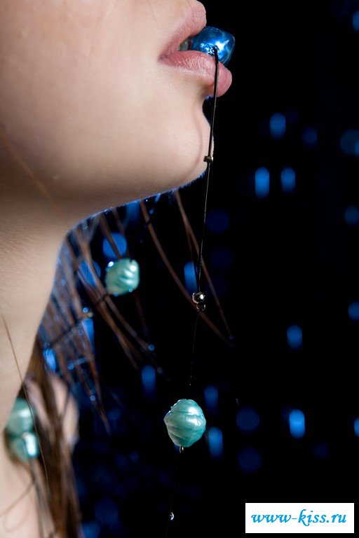 Голая шатенка раздвигает ляжки