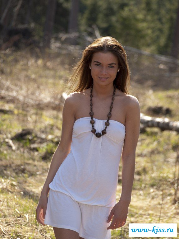 Студентка обнажила маленькие сисечки в лесу