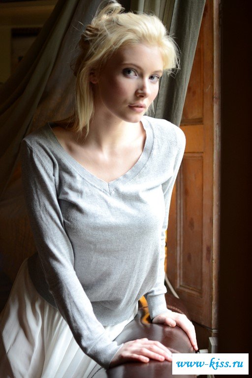 Эротика от худенькой домработницы у окна