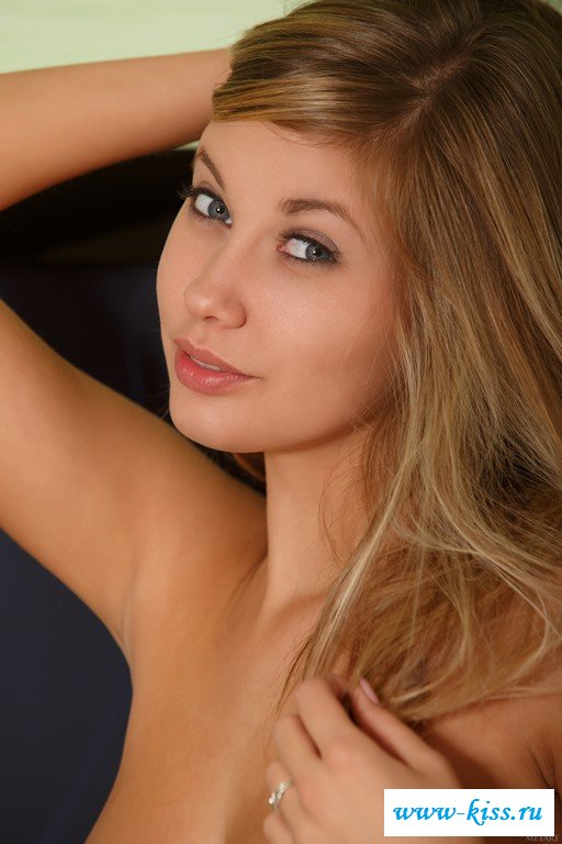 Обнаженная и опасная красоточка