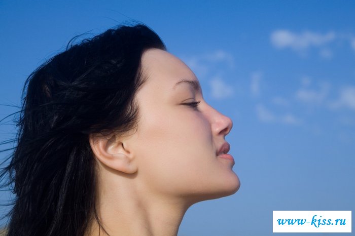 Голую брюнетку обдувает нежный ветерок