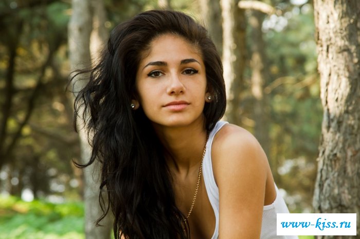 Лесная нимфа обнажена и довольна