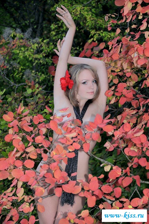 Возбужденная лапочка с обнаженной грудью 