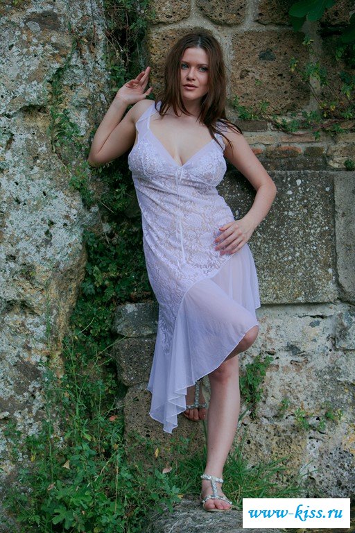 Раздетая шлюха показала себя на природе