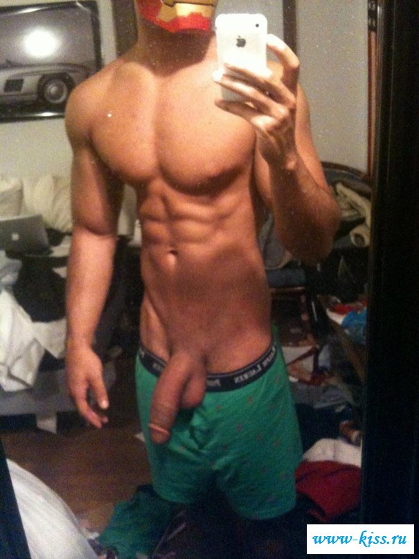 Раздетые самцы показывают стоячие члены