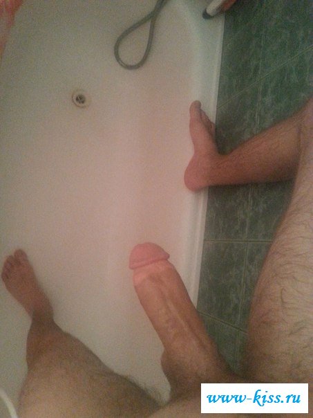 Раздетые самцы показывают стоячие члены