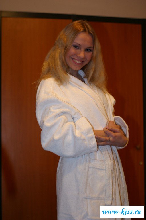 Раздетая красотка виляет жопой