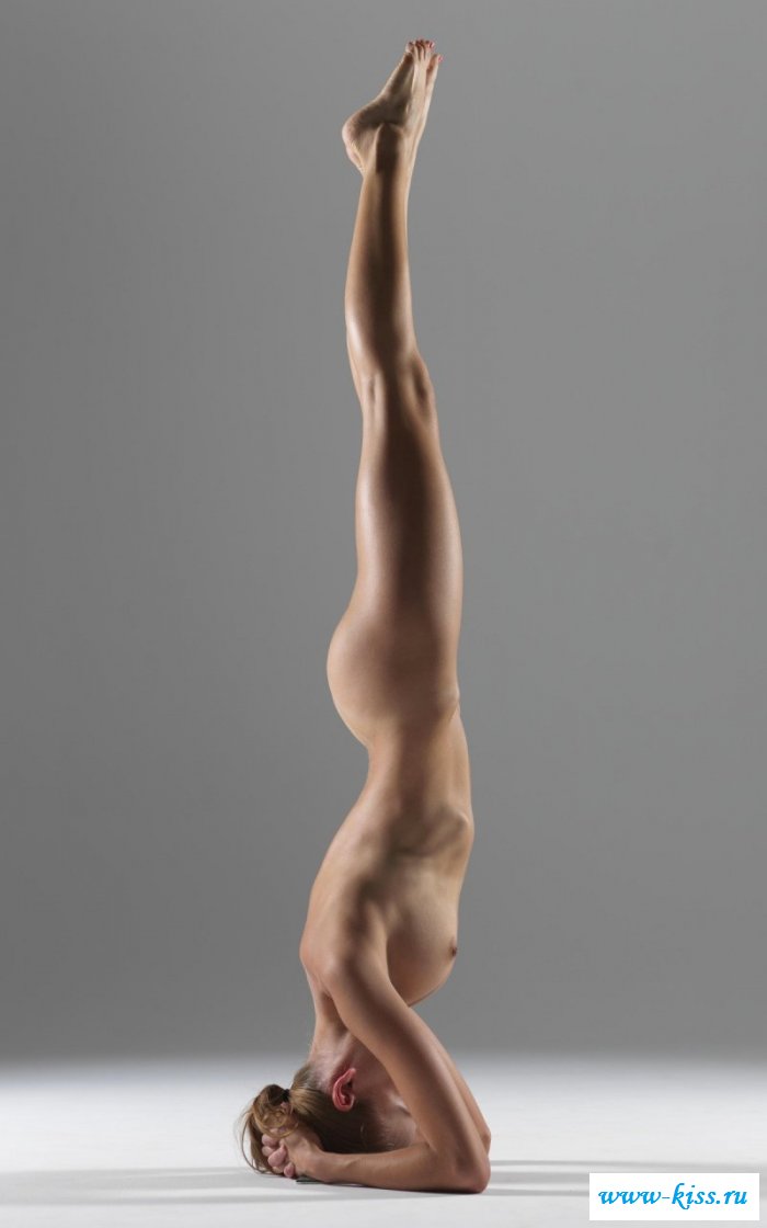 Обнаженная красопетка танцует и соблазняет