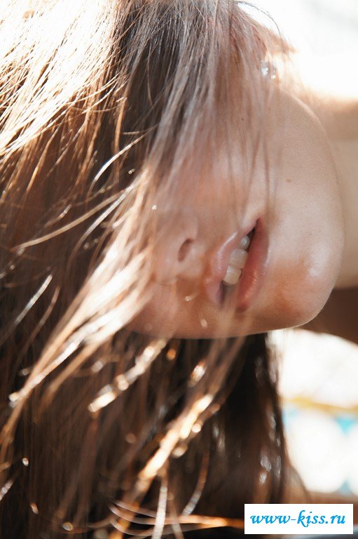 Раздетая шалава придумала откровенный показ