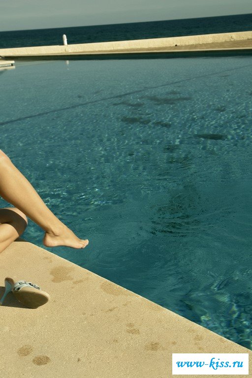 Неугомонная шалава в эротике соблазняет сиськами