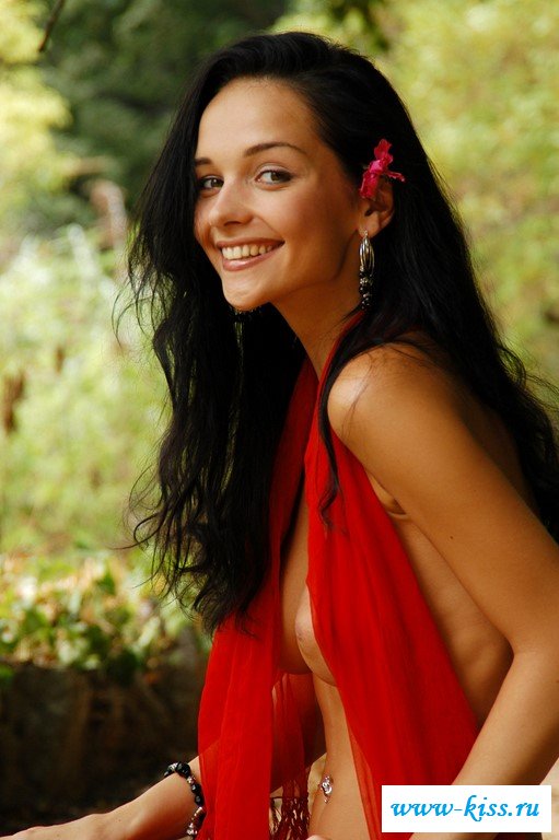 Непревзойденная цыпочка в порыве страсти раздевается