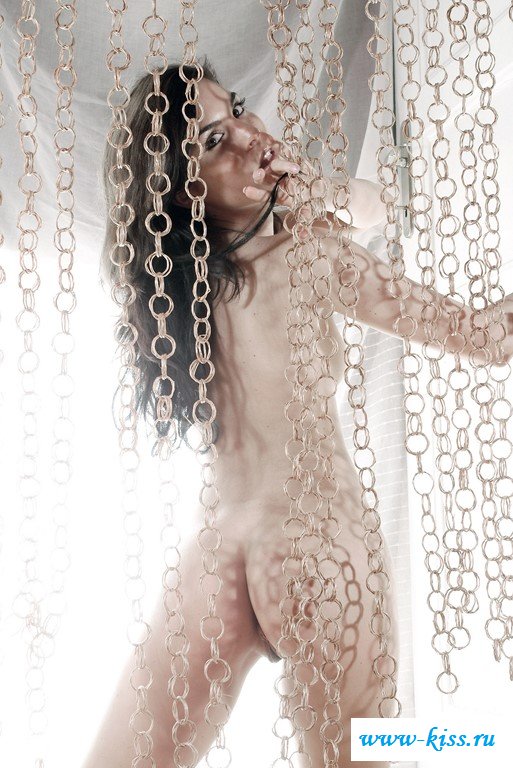 Нетерпеливая фифочка крутит обнаженной попкой