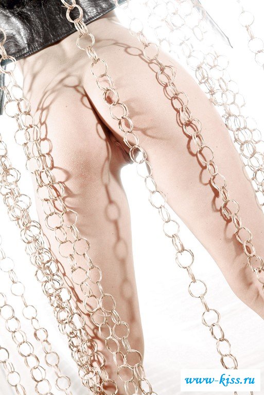 Нетерпеливая фифочка крутит обнаженной попкой