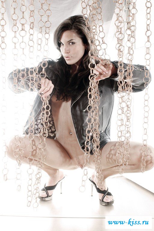 Нетерпеливая фифочка крутит обнаженной попкой